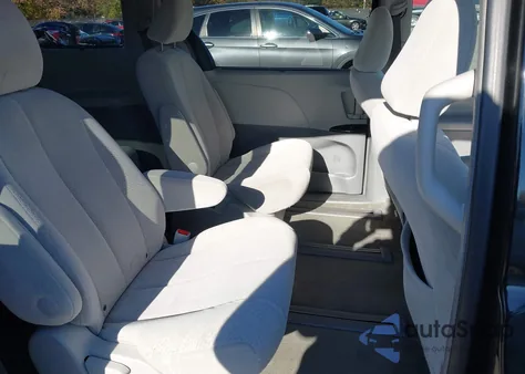 2012 Toyota Sienna Le 7 Passenger z USA, uszkodzony, nr VIN 5TDJK3DC2CS041204